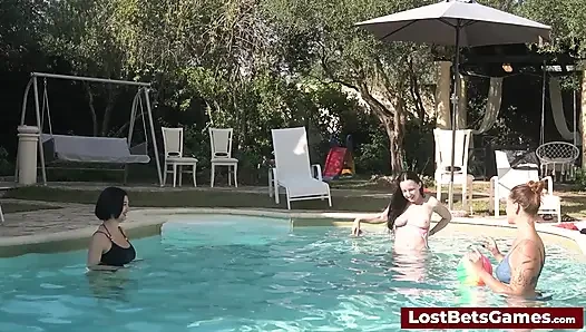 Striptiz voleybolu kaybedeni açık havada şehvetli bir meydan okumayla karşı karşıya