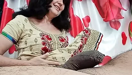 Orta yaşlı seksi kadın adamın yarağını ağzına sokuyor.