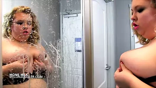 Büyük doğal sarışın fışkırtıyor ve üvey annenin sütünü yalıyor