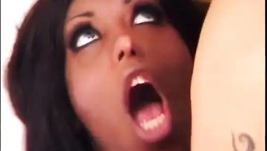 Büyük yaraklı çikolata travesti sıkı götü sikmek istiyor