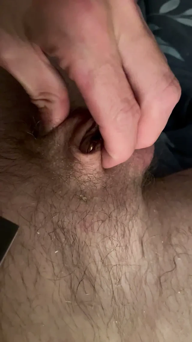 Dişileştirme: yarak amcığa dönüştü, klitorise piercing takıldı, Prince Albert piercing, trans saklıyor yarağı ve taşakları