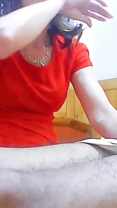 Потрясающий момент из "Курящая шлюшка жена с большим черным членом в руках"