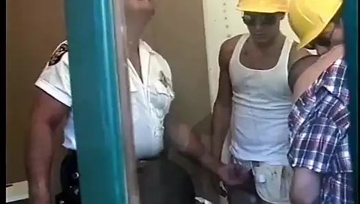 Güzel götlü azgın inşaat işçisi eğiliyor ve domalarak sikiliyor