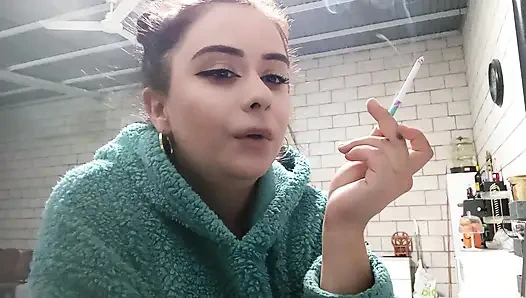 Peluş kapüşonlu bir kadın içinde sigara içiyorum