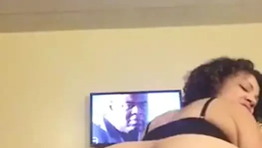 Latin anne götünü sallıyor