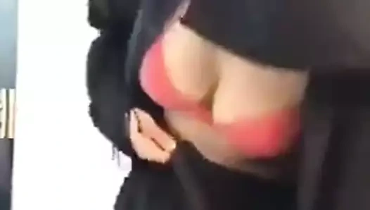 Araplar tesettürlülerin altında bunu saklıyor