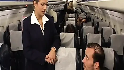 Seksi uçuş görevlisi uçuş sonrası yolcunun yarağına biniyor