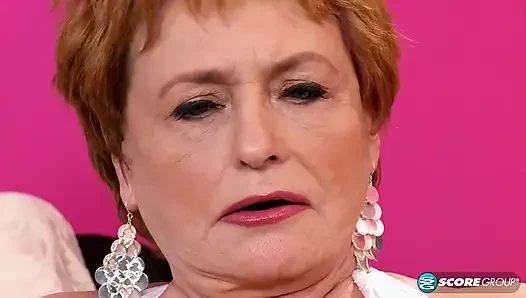 Valerie zenci bir delikanlıya orta yaşlı seksi kadınlar ile sikişme dersi veriyor