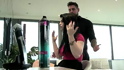 Lucia Love büyük bir yarakla parmaklanıyor ve sert sikiliyor