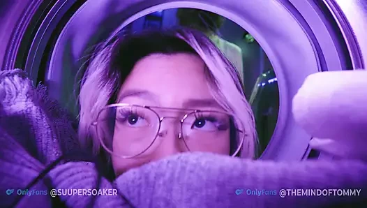 Sevimli Asyalı genç kız çamaşır yıkarken sürpriz bir sikişiyor - themindoftommy