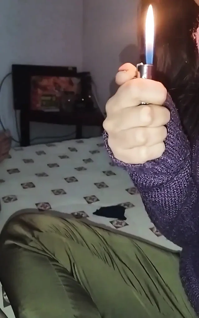 Amatör seks!! Sahilde bu sıska kızla tanıştım ve sikimizi içine sokmadan önce hemen sigara içmeye başladık. Bölüm 1