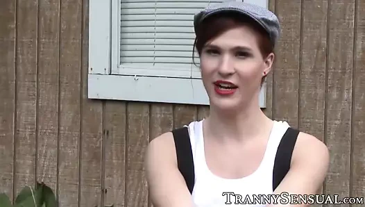 iki güzel kızıl saçlı travestiler birbirlerini şehvetli sikişmek