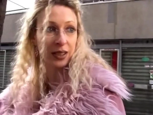 Fransa'dan çarpıcı sarışın bayan göt deliğini siktiriyor