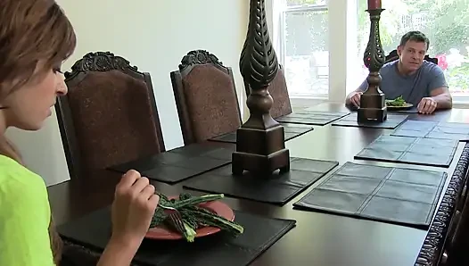 Kaylee Haze üvey babasının yarağını alıyor