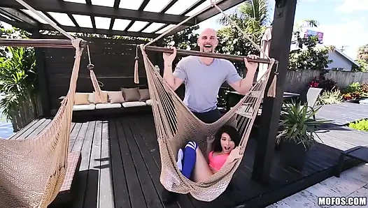 Beni kırma - 92 lbs ve sikişmeye hazır, Kira Adams güzel kahverengi gözlerini koyduğu en büyük yarağı alıyor