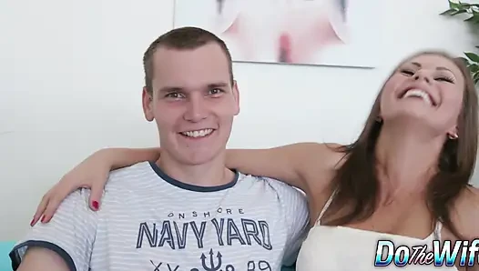 Esmer evli kadın Tina Kay kocası bakarken bir adamla sikişiyor