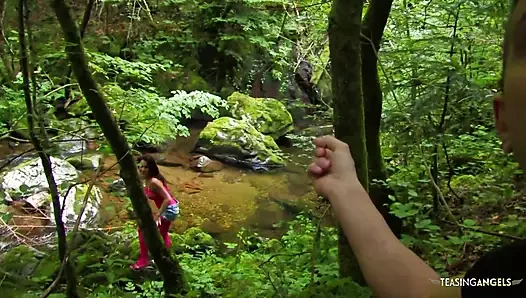 Bir çük emerken ve onu elde ederken harika görünüyor