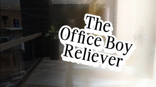 Soyunma Odasında Bir Sürü Ateşli Adamın Görmek Zorunda Kalan Ofis Çocuğu