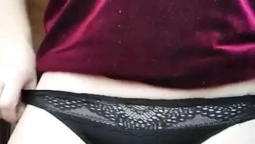 Saten kırmızı top ve siyah külot