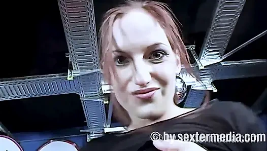 Genç kız mastürbasyon yaparken filme alıyor