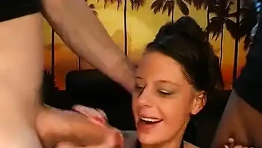 Ggg John Thompson - Azgın Alman Sürtük Altın Duşta Baştan Ayağa Sırılsıklam Oluyor