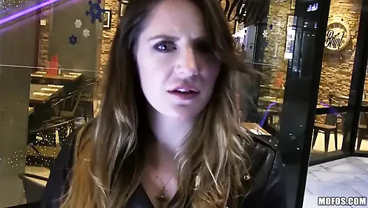 Mofos - büyük memeli İngiliz Samantha luke'a ilk kez götüne girmeden önce parmaklarıyla rehberlik ediyor