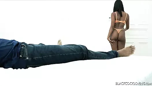 Azgın zenci Kolombiyalı kız twerk yapıyor ve siyah yarağı emiyor