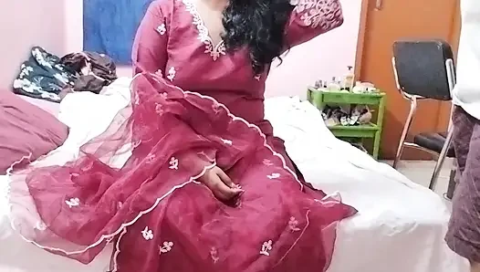 Kocası bakire kız kardeşinin önünde yaramazlık yapıyor