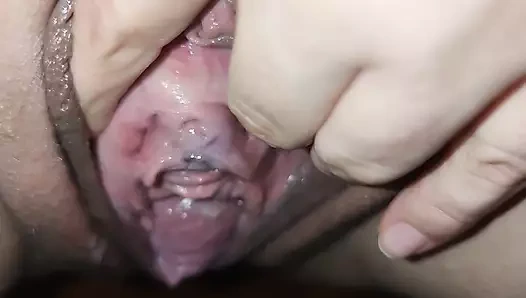 Şişmiş amcık ve işiyor