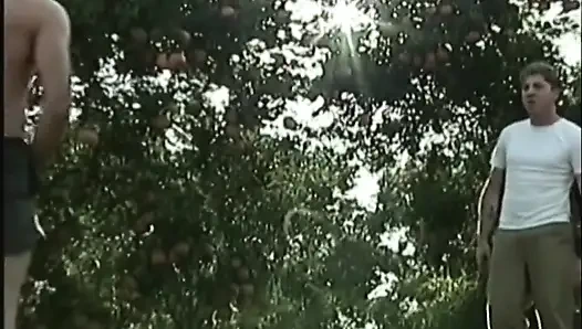 Açık havada zonklayan yarak gırtlağına kadar alıyor - şişkin gırtlak ve göt yalama çılgınlığı