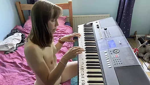 Klavyeyi çıplak oynuyor