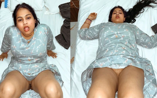 Tam açık bacak pozu, sulu göt aur vahşi ifadeler. Hintçe moans ke saath kesintisiz eylem