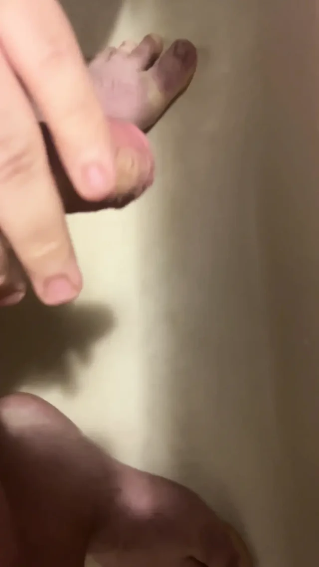 Küçük penis banyoda mastürbasyon yapıyor ve boşalıyor