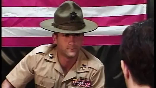 Azgın iri adamlarla ofiste üçlü seks