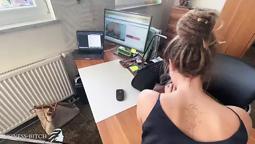 Çalışan patronu tarafından yakalandı ve boşalmak ile dolu - iş