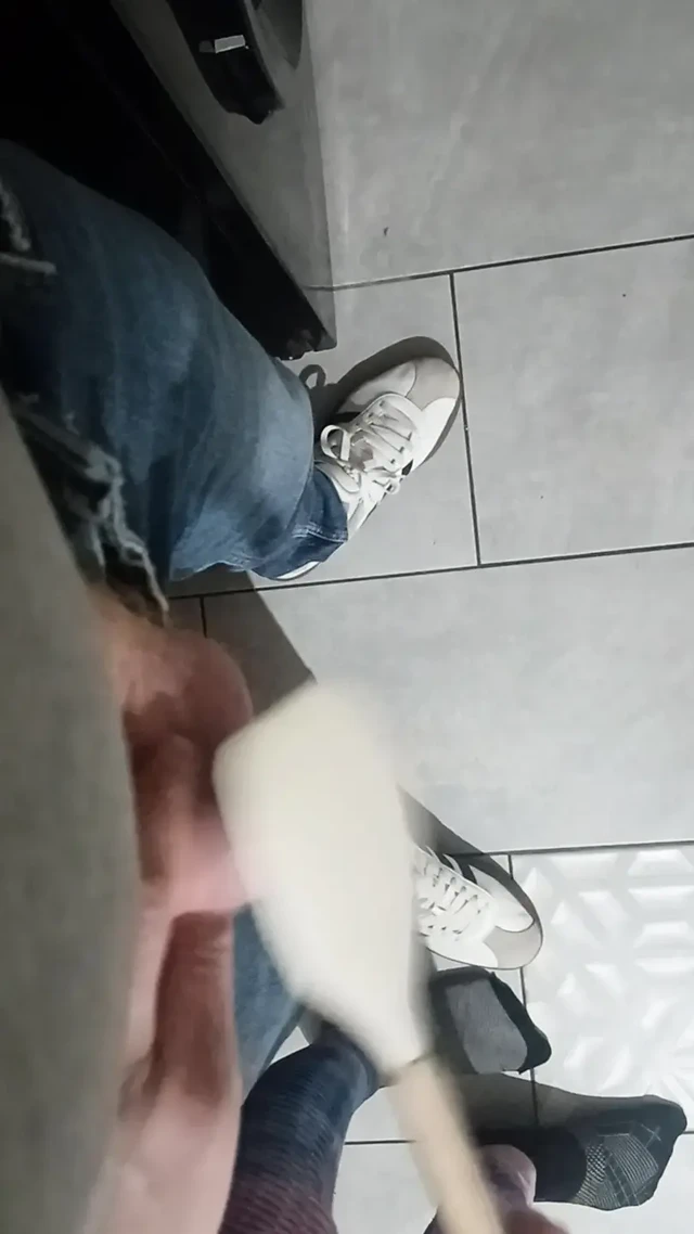 Yarak ve taşaklar spatula ile sert atıyor