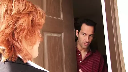 Kızıl saçlı orta yaşlı seksi kadın - göğüslerine boşalma