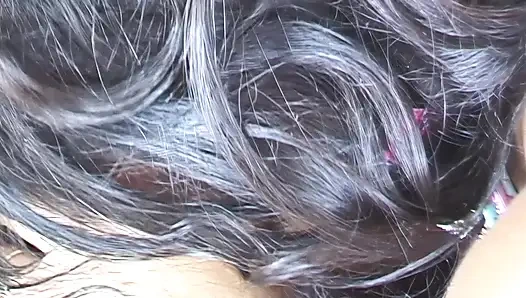 Azgın kızlar amcıklarını yalıyor ve lolipopları birbirlerine sokuyor