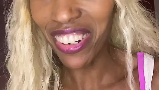 Sarışın diğer kızlardan daha iyi yarak / dildo emiyor mu?