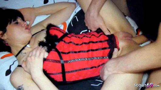 Rare Creampie toplu tecavüz için küçücük Alman 18yo genç lilly patlama