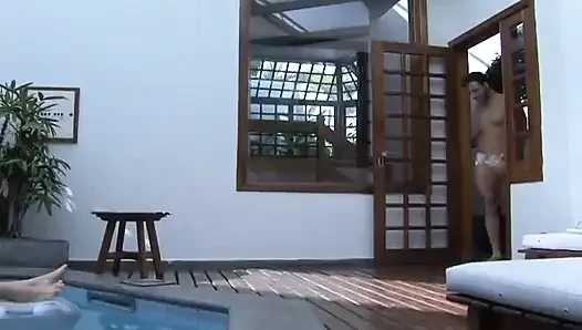 Sarışın kız büyük bir yarak üzerinde sıkı götünü sektiriyor