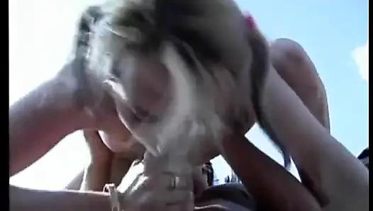 Seksi sürtük havuz başında sakso çekiyor ve çim sandalyesine boşalıyor