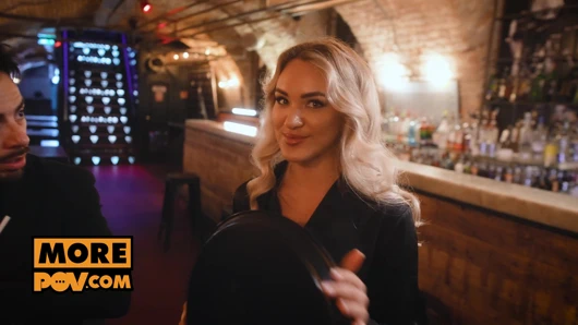 Sarışın sürtük Merida Sat seni üçlü grup sekste sert sikiyor