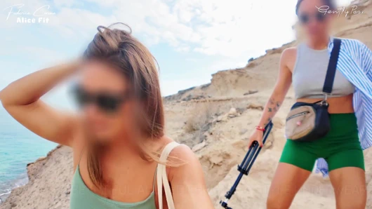 SAHILDE IKI MÜKEMMEL FORMDA VÜCUT KıZı...