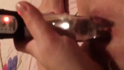 V kendini büyük oyuncakla memnun