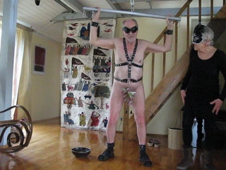 Clothpinns ve kırbaç ile Merkez Bankası