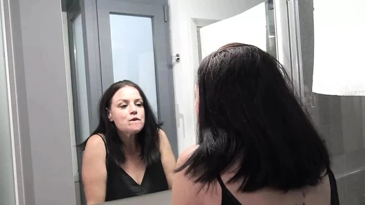 Çaresiz anne pepeporn'da ırklararası fantezisini gerçekleştirmeye çalışıyor!