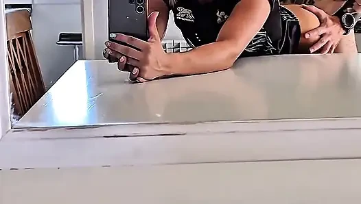 Aynanın Önünde Yoğun Seks Ve Lezzetli Iç Boşalma Ile Squirt Ile Bitiyor.