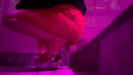 Artemisia açık havada yüksek topuklu ayakkabılar giymeyi ve sigara içmeyi seviyor