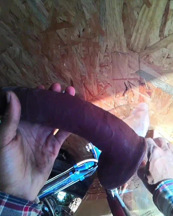 Online mağazam için bu XXL siyah dildosunu teslim etmeliyim.